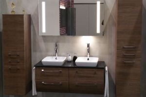 Waschtischplatte aus Quarzkompositstein Silestone Negro Tebas