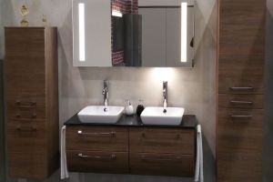 Waschtischplatte aus Quarzkompositstein Silestone Negro Tebas